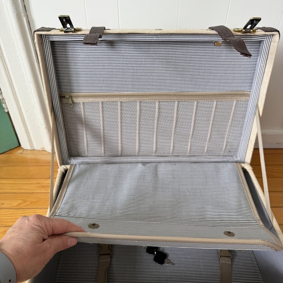 Vintage Inspired Steamline Luggage Overnighter Suitcase - Picture 11 of 15